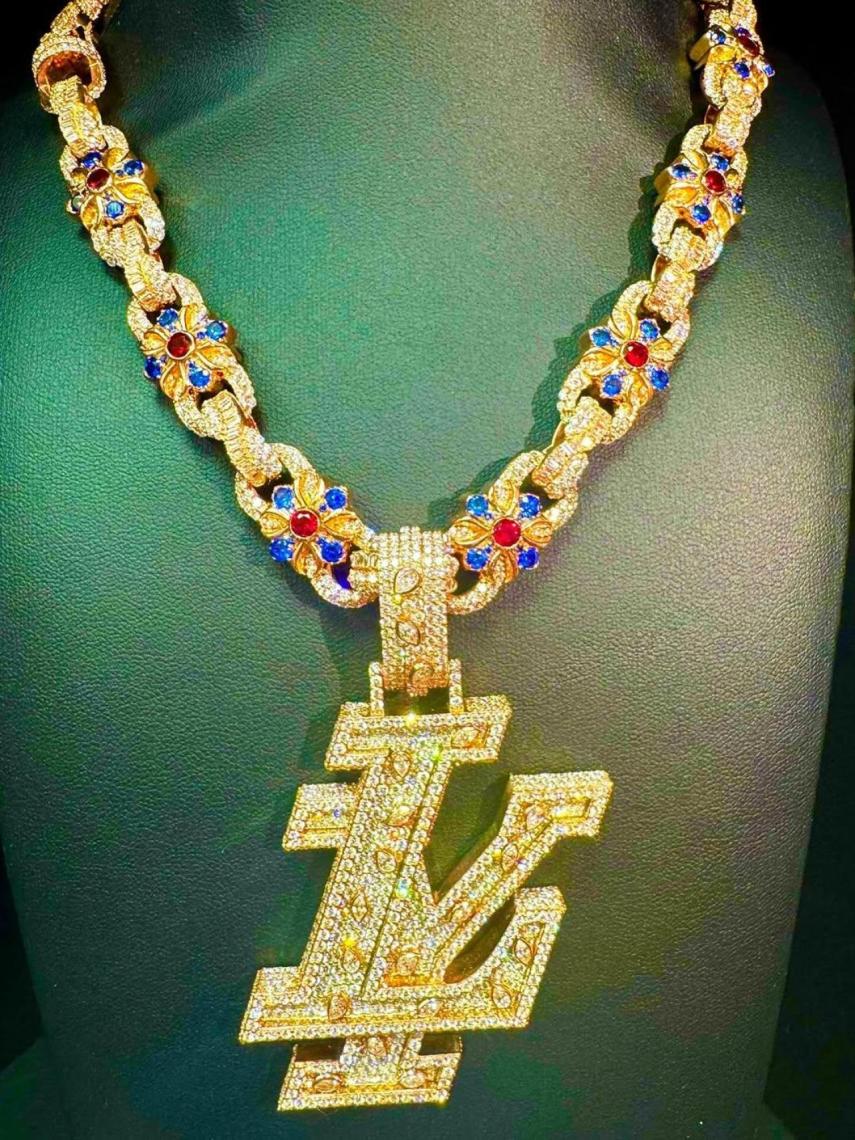 La nueva cadena de oro de Lamine Yamal (1)