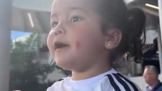 La niña bebé con una camiseta del Real Madrid que se hace viral por cantar a favor del Barça en Nueva Jersey