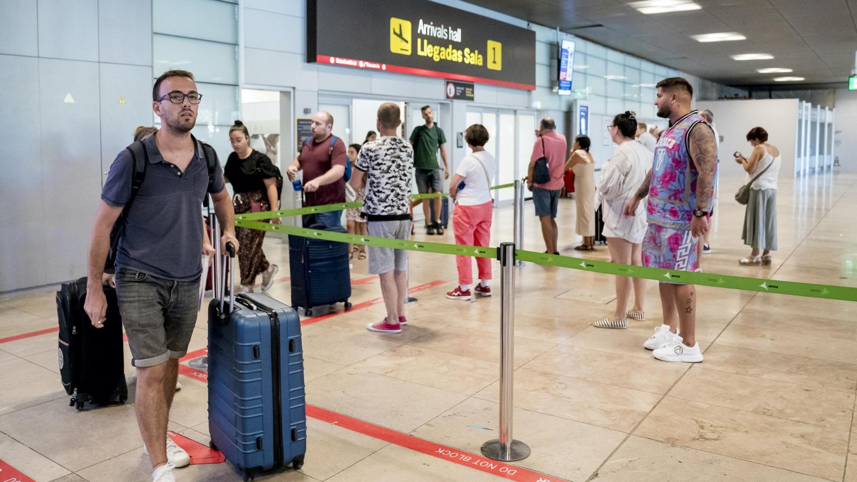 Turistas a su llegada a Cataluña por el aeropuerto de El Prat