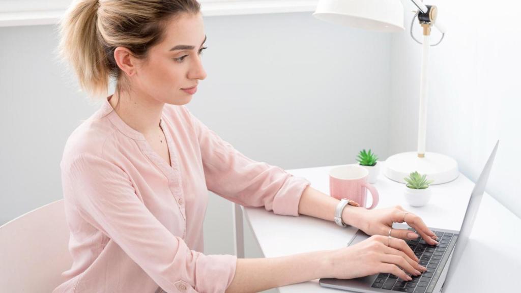 Mujer en búsqueda de empleo desde un portátil