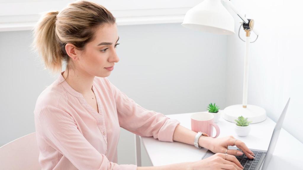 Mujer en búsqueda de empleo desde un portátil