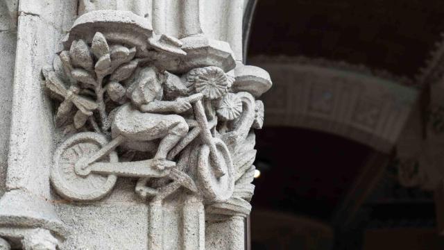 Un ciclista en el Palau Macaya, la obra modernista de Puig i Cadafalch