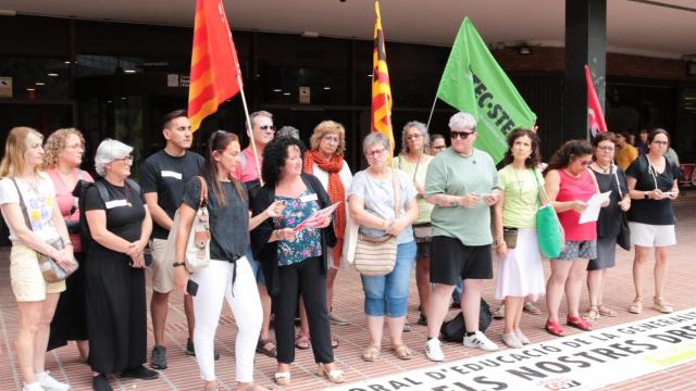 El personal laboral de Educación se concentra delante del Departamento, en Via Augusta, para exigir mejoras salariales