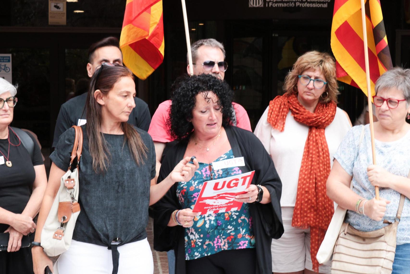 Las representantes de CCOO y UGT durante la lectura del manifiesto del personal laboral de Educación