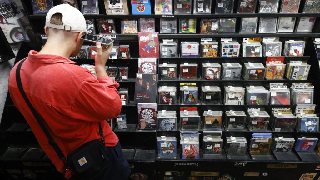 Adiós a una de las tiendas de discos históricas de Barcelona, Discos Revolver