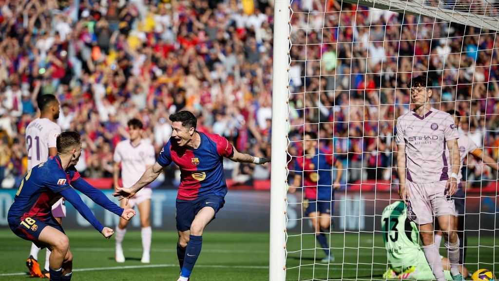 L'eufòria de Lewandowski després de marcar un gol al Girona a Montjuïc