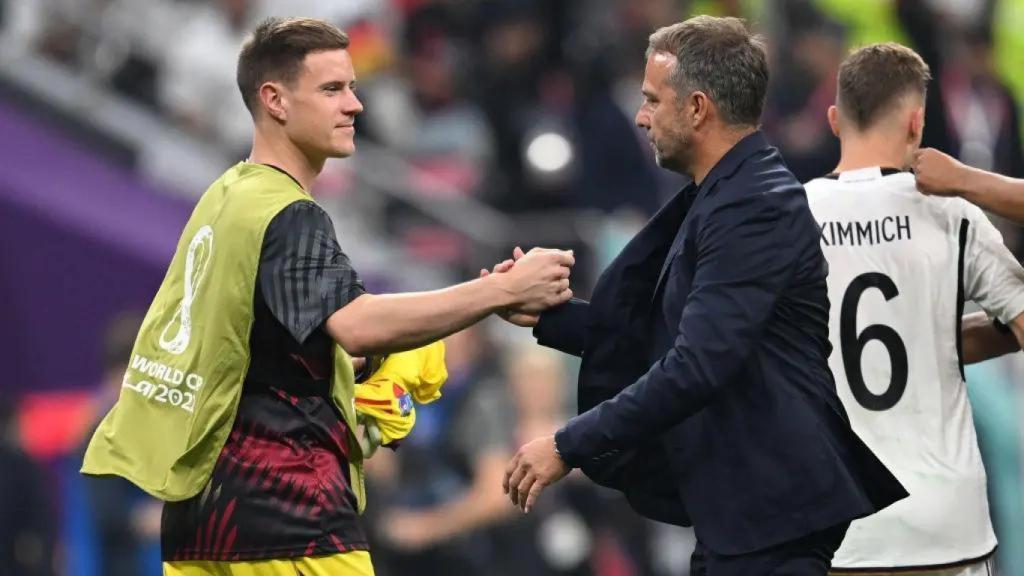 Hansi Flick y Ter Stegen se saludan en un partido de la selección alemana