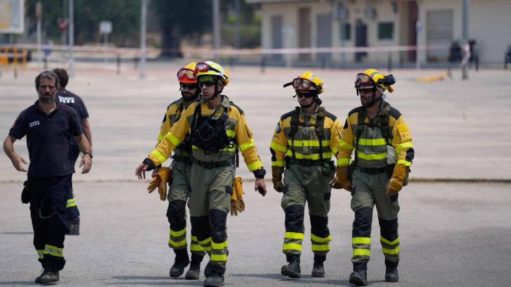 Bomberos que participan en la extinción del incendio de Paüls, en Tarragona