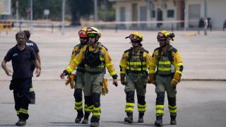Bomberos que participan en la extinción del incendio de Paüls, en Tarragona