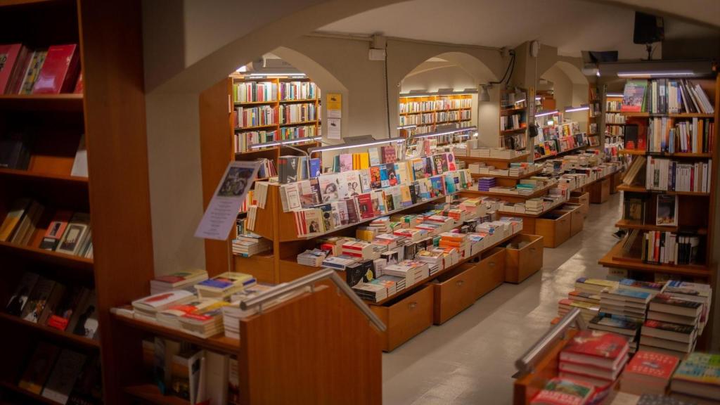 Interior de la librería Laie Pau Claris, ubicada en la calle catalana de Pau Claris