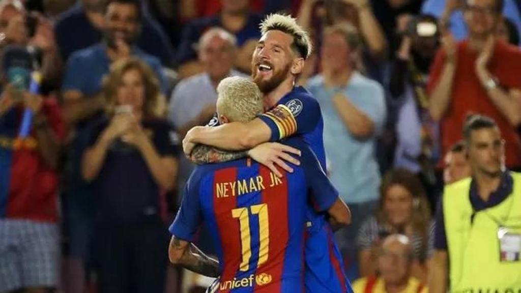 Neymar y Messi, ambos con el pelo teñido de rubio, celebran un gol