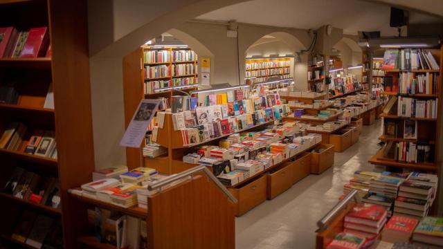 Interior de la librería Laie Pau Claris, ubicada en la calle catalana de Pau Claris