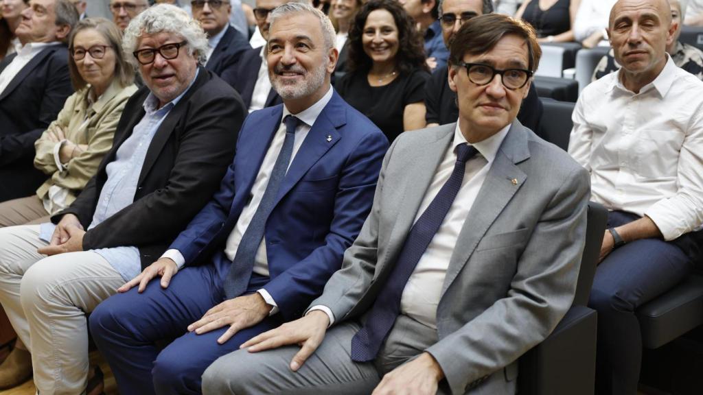 El presidente de la Generalitat, Salvador Illa, el alcalde de Barcelona y presidente de la AMB, Jaume Collboni (2d), y el alcalde de Cornellà y vicepresidente de la AMB, Antoni Balmón (3d), durante la conferencia sobre políticas de vivienda en el área metropolitana