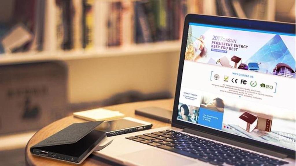 Portátil y móviles sobre una mesa