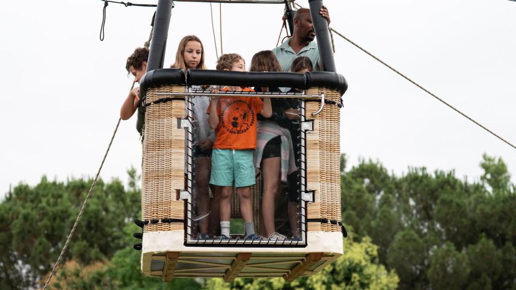 Cesta transparente en un globo aerostático