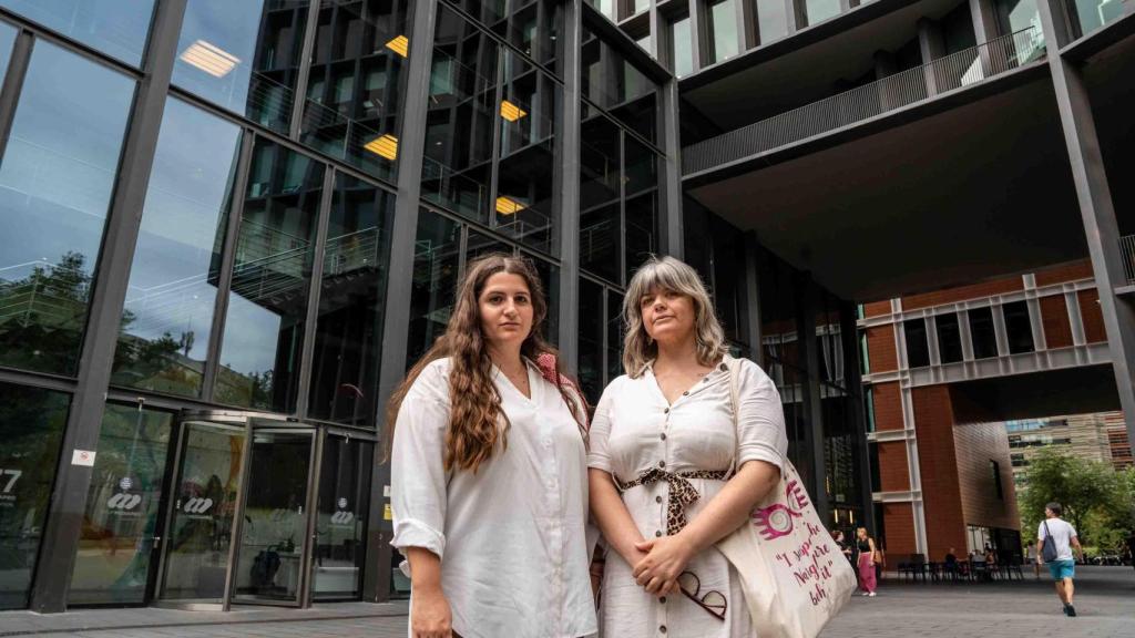 Tiffany Muñoz y Patricia López, representantes de los trabajadores de Mediapro, frente a la sede de la productora catalana en la avenida Diagonal de Barcelona