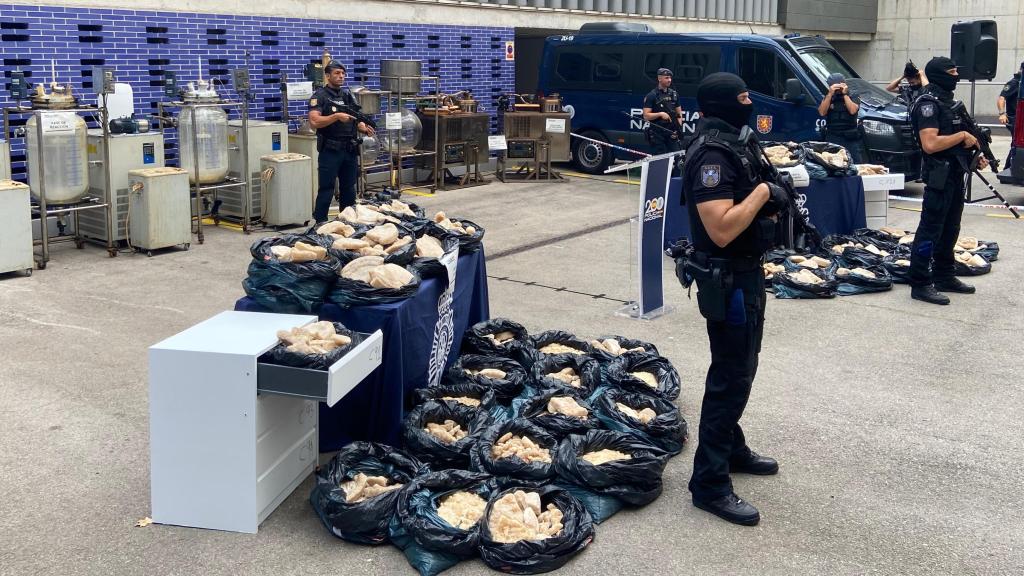 Agentes de la Policía Nacional custodiando un gran alijo de droga durante una rueda de prensa en Barcelona
