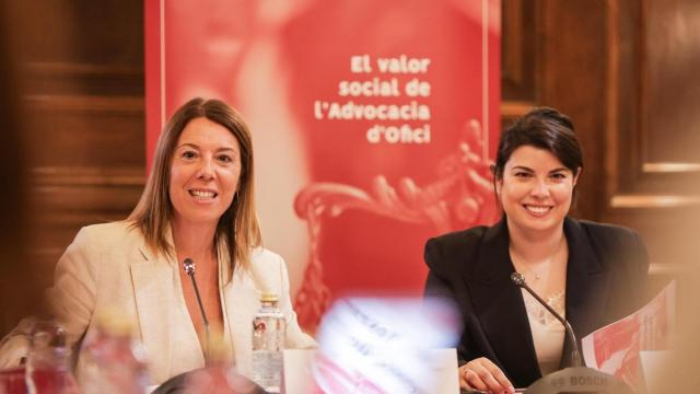 La decana del ICAB Cristina Vallejo (i) y la diputada responsable del Turno de Oficio, Cristina Capuz