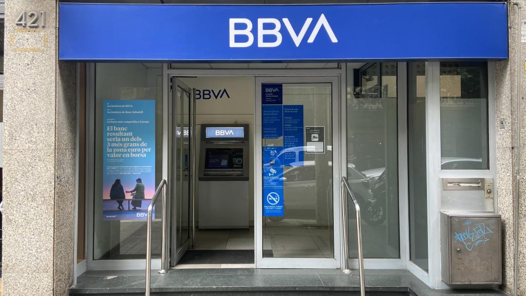 Exterior de la sucursal del BBVA que sufrió un atraco este jueves