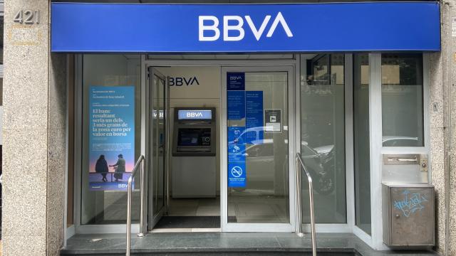 Exterior de la sucursal del BBVA que sufrió un atraco este jueves