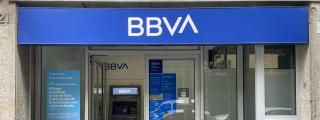 Exterior de la sucursal del BBVA que sufrió un atraco este jueves