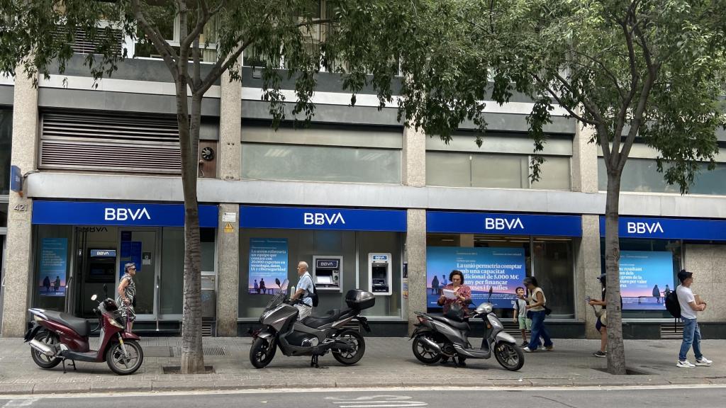La oficina del BBVA en la calle Mallorca de Barcelona, objetivo de un atraco con rehenes este jueves