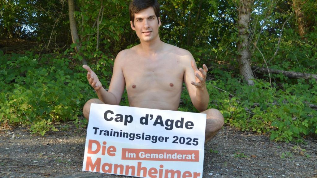 Julien Ferrat, con un cartel promocional de sus vacaciones sexuales