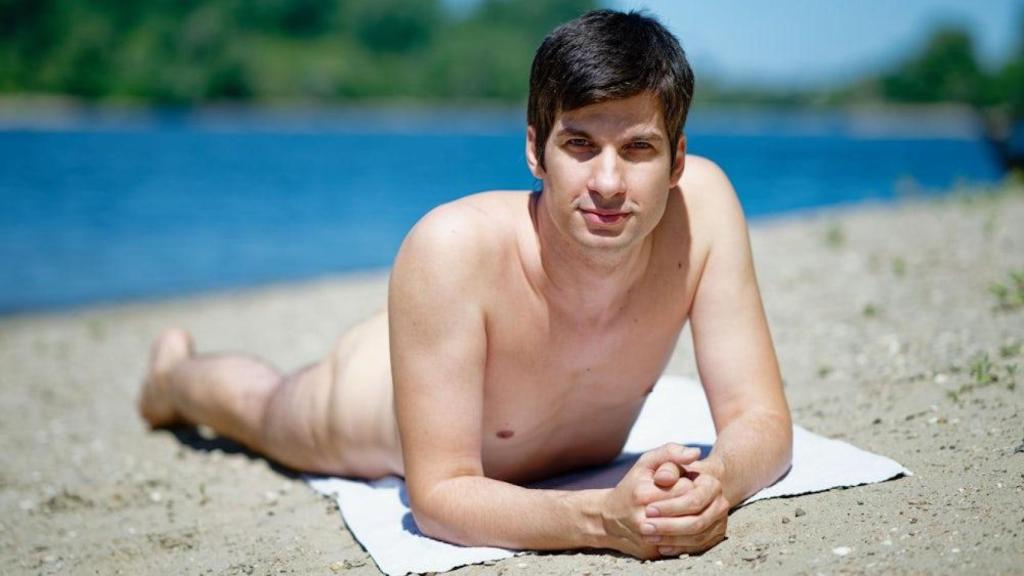 Una imagen promocional de Julien que entrega él mismo a las agencias