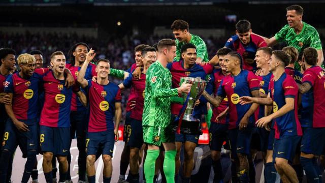 Ter Stegen entrega a Raphinha el trofeo que acredita al Barça como campeón de Liga