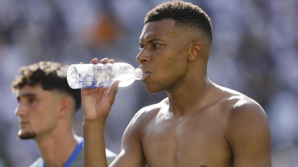 Kylian Mbappé bebe agua, tras la derrota del Real Madrid contra el PSG en el Mundial de Clubes