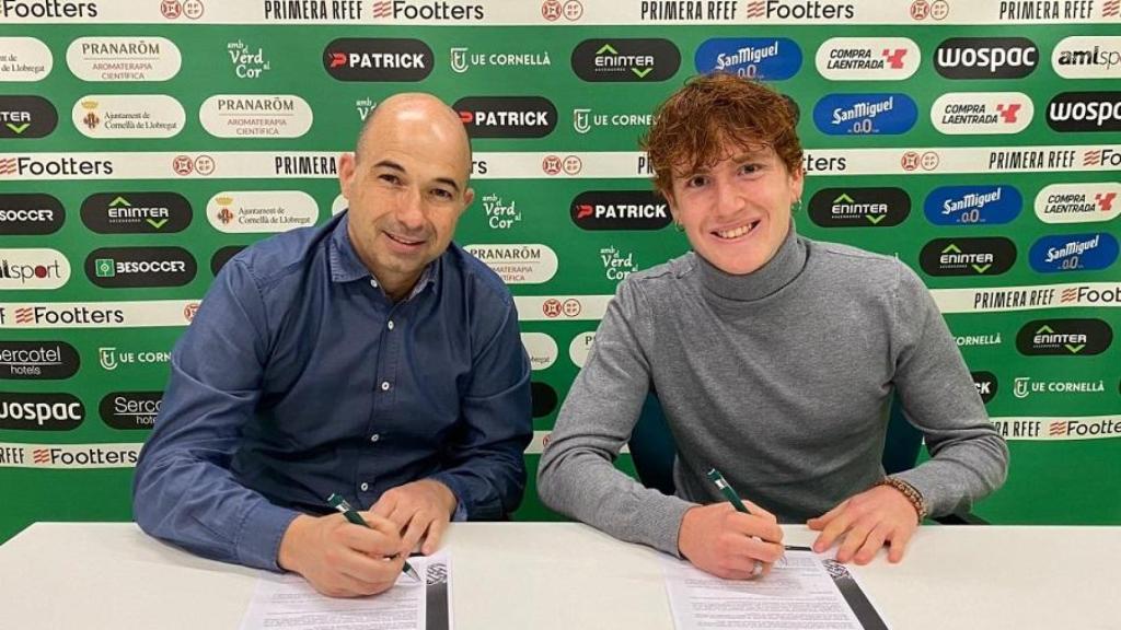 Andrés Manzano sella un trato durante su etapa en la UE Cornellà