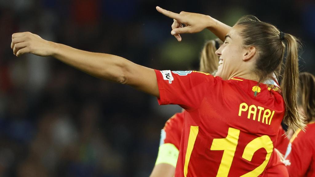 Patri Guijarro celebra un gol con la selección española en la Eurocopa Femenina