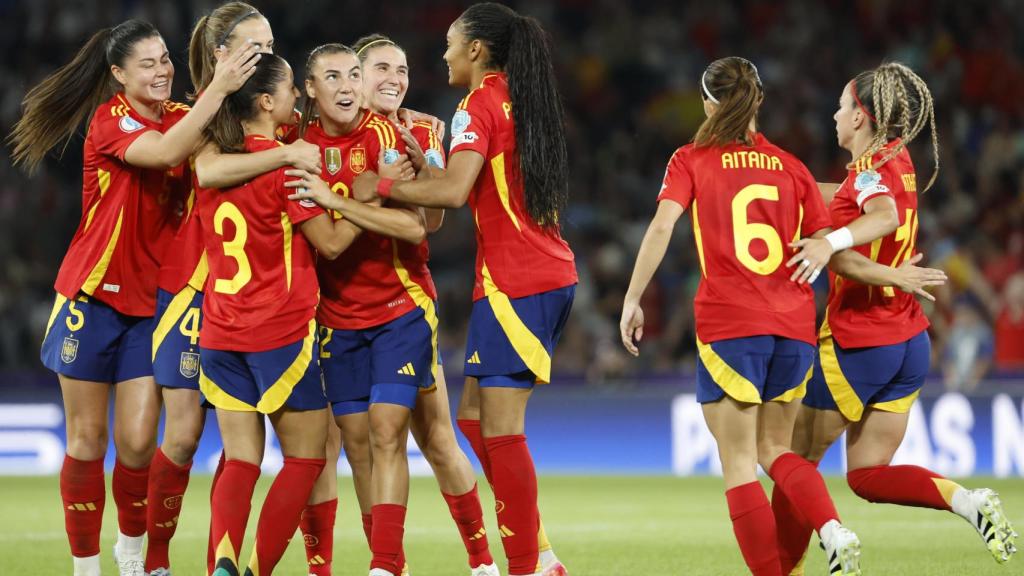 Las jugadoras de la selección española abrazan a Patri Guijarro tras marcar un gol en la Eurocopa Femenina