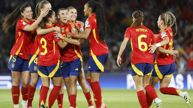 Las jugadoras de la selección española abrazan a Patri Guijarro tras marcar un gol en la Eurocopa Femenina