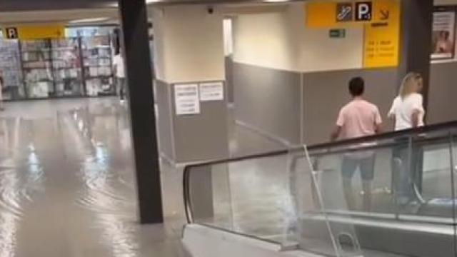 El supermercado Esclat de Igualada, inundado por la DANA
