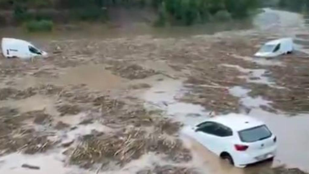 La DANA desborda el río Cardener y se lleva coches y furgonetas a la altura de Súria