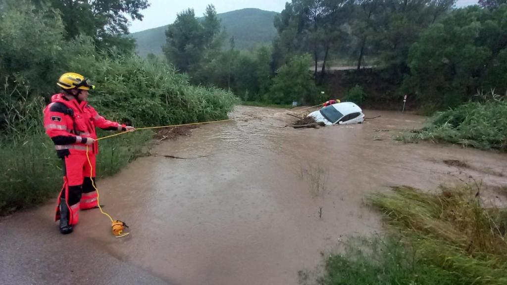Rescate de un vehículo en el río Cardener por parte de los bomberos el 12 de julio de 2025 por la DANA
