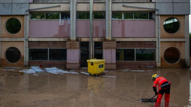 El Hospital Comarcal del Alt Penedès (Barcelona) cierra tras inundarse durante el temporal