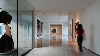 Interior de Can Framis, la galería principal de la Fundació Vila Casas