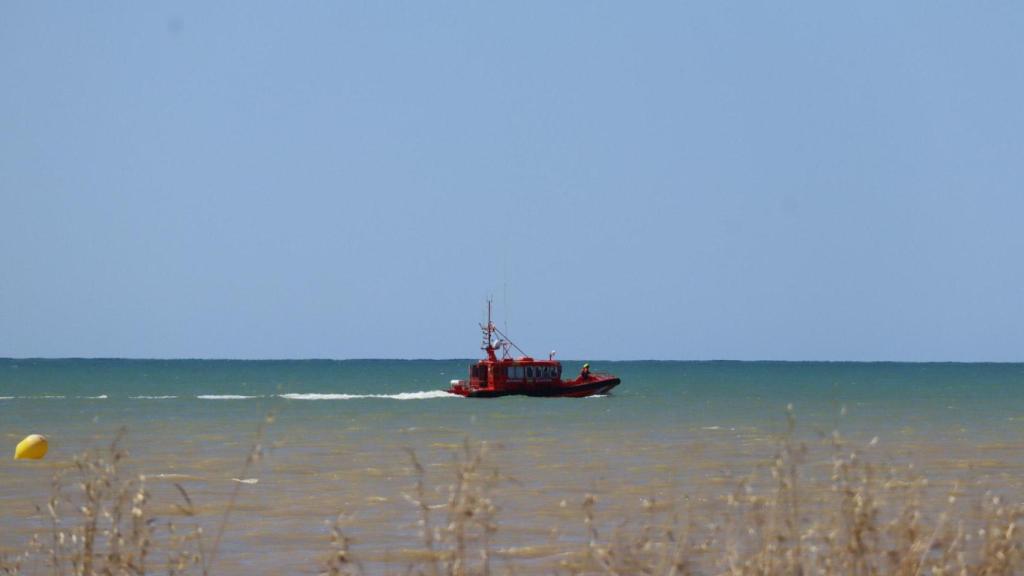 Salvamento Marítimo peina la línea de costa buscando a la mujer y la niña desaparecidas durante la DANA en Cubelles