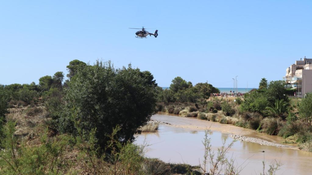 Un helicóptero peina la zona de la desaparición de una mujer y una niña en Cubelles