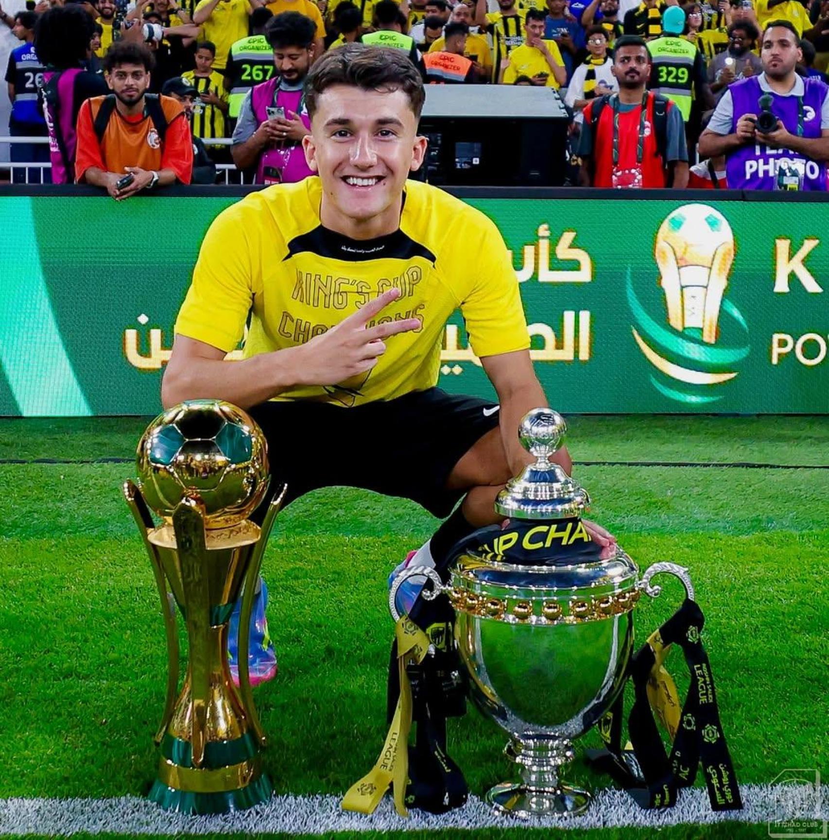 Unai Hernández celebra el doblete de títulos conseguido con el Al-Ittihad