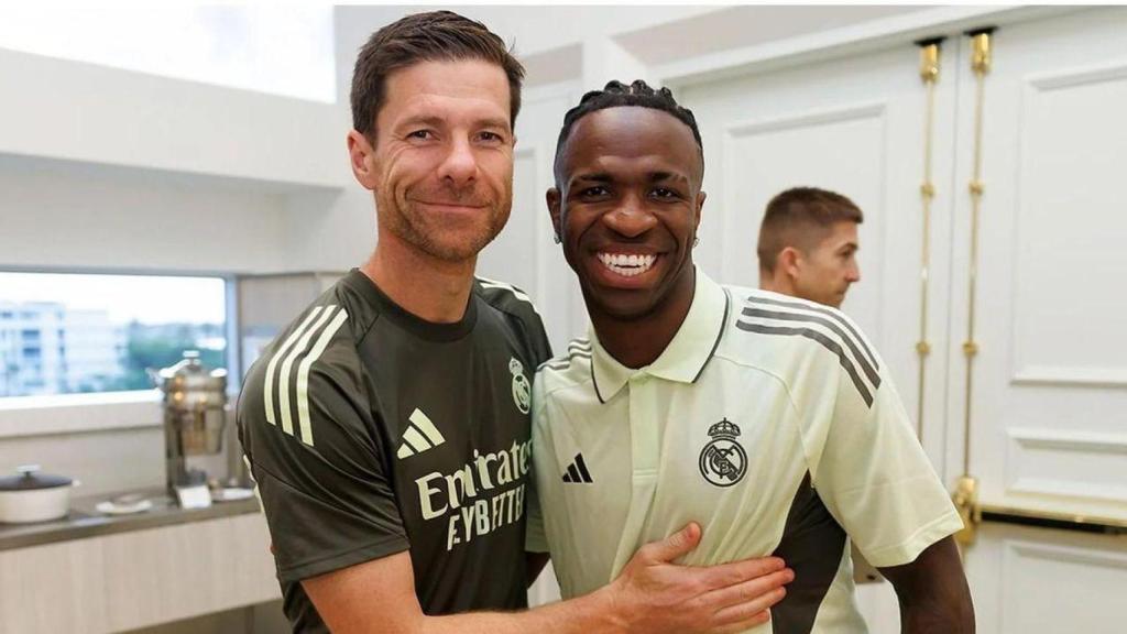 Xabi Alonso y Vinicius sonríen en las instalaciones del Real Madrid