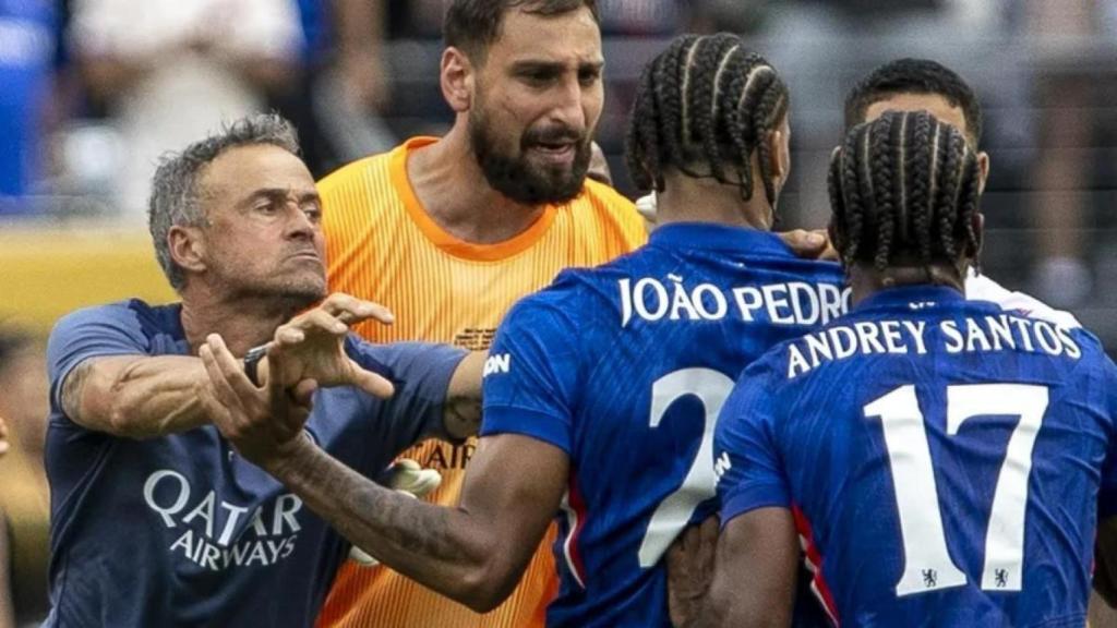 Luis Enrique empuja a Joao Pedro en la final del Mundial de Clubes