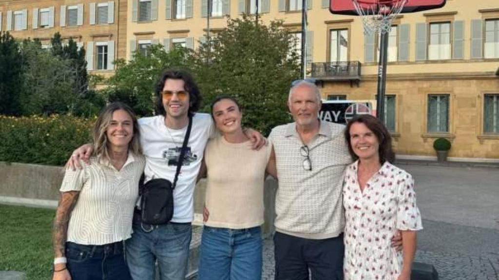 Mapi León se saca una fotografía con sus suegros y su pareja, Ingrid Engen