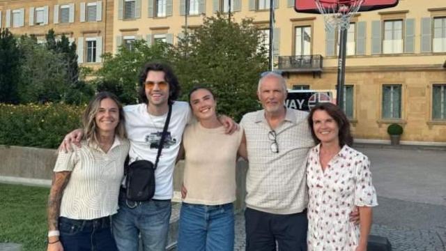 Mapi León se saca una fotografía con sus suegros y su pareja, Ingrid Engen