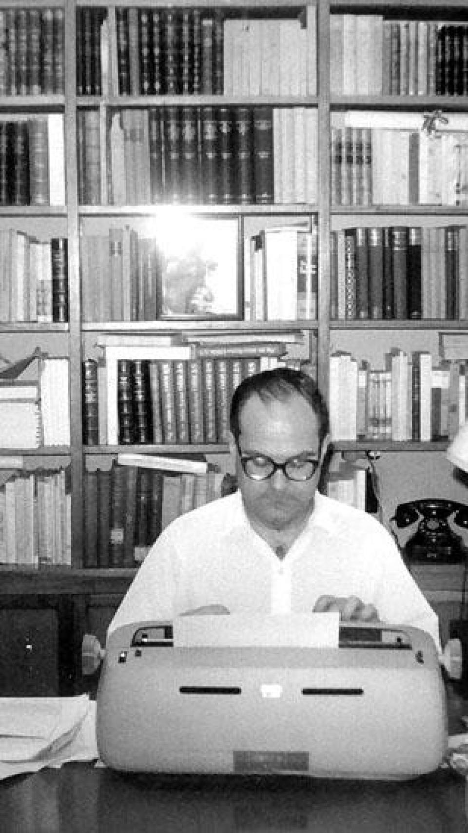 Retrato de Julián Marías en su casa de Madrid.