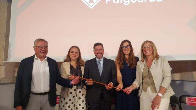 El nuevo alcalde de Puigcerdà, Joan Manel Serra, con su equipo de gobierno