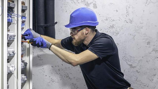 Electricista comprueba una instalación