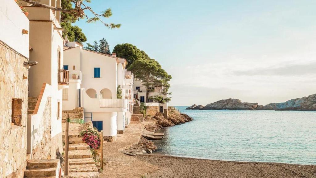 Esta es la playa de Cataluña que enamoró a Dalí y está declarada Bien de Interés Cultural, cala s'Alguer